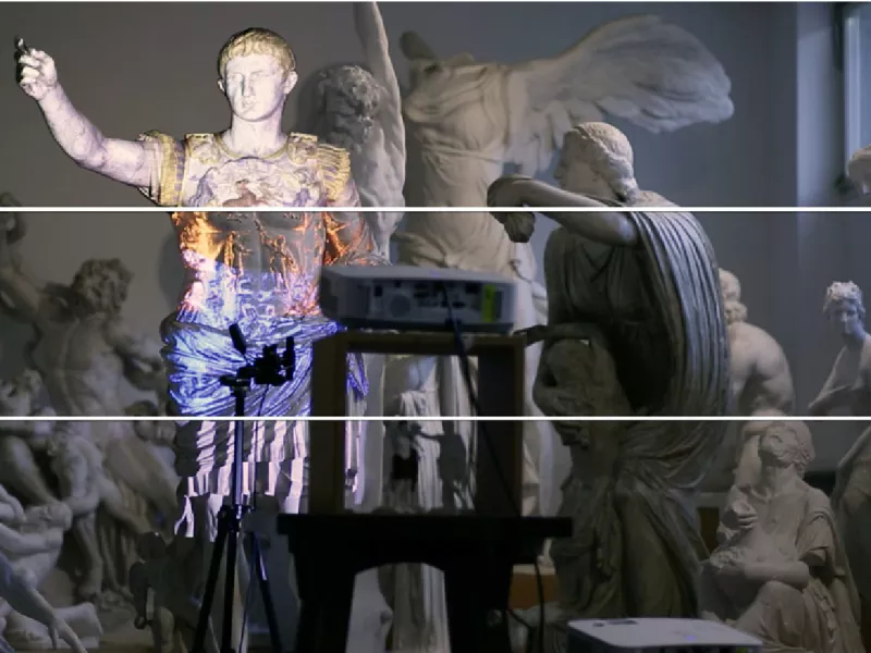 Projektion einer digital erstellten Kolorierung des Augustus von Prima Porta auf einen Gipsabguss.