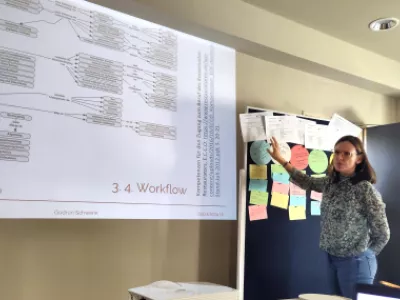 Canan Hastik im BeratungsCamp bei der Session 'Arbeiten mit Daten'. Foto: Gudrun Schwenk, CC-BY SA 4.0.