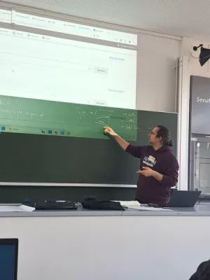 Robert Nasarek beim „WissKI Basis Jam“: Gemeinsam mit den Teilnehmenden entwickelt er ein anschlussfähiges Basismodell für die Erschließung im Semantic Coworking Space weiter – diskutiert wird dabei bis ins Detail und Feld für Feld, Foto: Anna Gnyp, CC-BY SA 4.0.